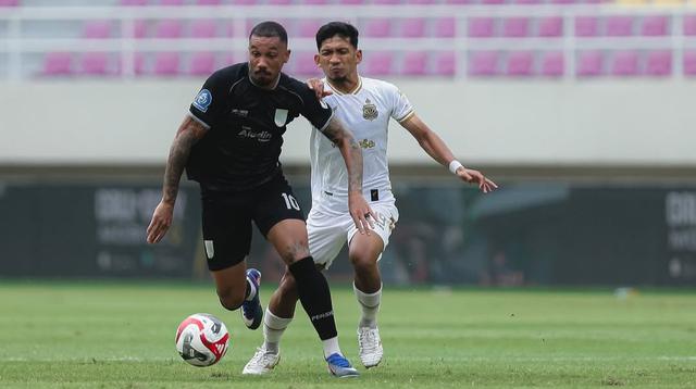 Gelandang Persis Solo, Dimitri mendapatkan pengawalan dari gelandang Bhayangkara FC, T M Ichsan, dalam laga pekan ke-29 BRI Super League 2025/2026 di Stadion Manahan, Solo, Rabu (22/4/2026). (Dok. Persis Solo)