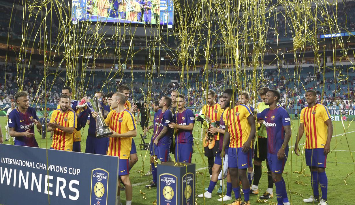 Para pemain Barcelona melakukan selebrasi usai memastikan gelar juara ICC 2017 dengan mengalahkan Real Madrid di Stadion Hard Rock, Miami, AS (29/7/2017). Barcelona menang 3-2 atas Real Madrid. (AP/Marc Serota)