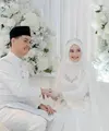 Yasmine tampil begitu memukau dalam balutan gaun pengantin berwarna putih yang dirancang dengan detail elegan.  [@yxsmine.ow].
