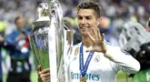 Pemain Real Madrid, Cristiano Ronaldo berfoto bersama trofi saat merayakan kemenangan atas Liverpool dalam laga lanjutan  Liga Champions di Olimpiyskiy Stadium, Kiev, Ukraina, 26 Mei 2018. (AP Photo/Pavel Golovkin)