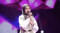 Adilla (Kalimantan Selatan) meninggalkan panggung LIDA 2020 setelah menyanyikan Tangis Bahagia. (Indosiar)