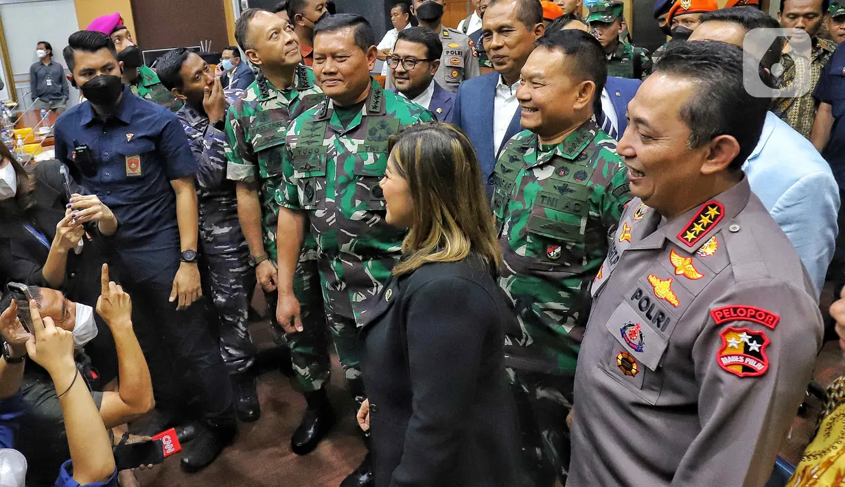 Kepala Staf TNI Angkatan Laut (Kasal) Laksamana TNI Yudo Margono berfoto bersama Ketua Komisi I DPR Meutya Hafid dan Kapolri Jenderal Pol. Listyo Sigit Prabowo saat uji kelayakan dan kepatutan (fit and proper test) calon Panglima TNI di Komisi I DPR, Kompleks Parlemen, Senayan, Jumat (2/12/2022). Laksamana TNI Yudo Margono merupakan calon tunggal Panglima TNI yang diusulkan oleh Presiden Joko Widodo. (Liputan6.com/Angga Yuniar)