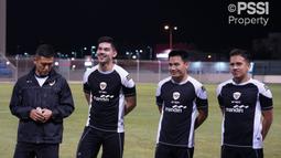 Pemain Timnas Indonesia, Sandy Walsh (kedua kiri), Witan Sulaeman (kedua kanan), dan Egy Maulana Vikri (kanan) saat mendengarkan instruksi pelatih Shin Tae-yong ketika melakukan latihan menjelang Kualifikasi Piala Dunia 2024 melawan Bahrain di Hamad Town Youth & Sports Ground, Minggu, 6 Oktober 2024. (Dok. PSSI)