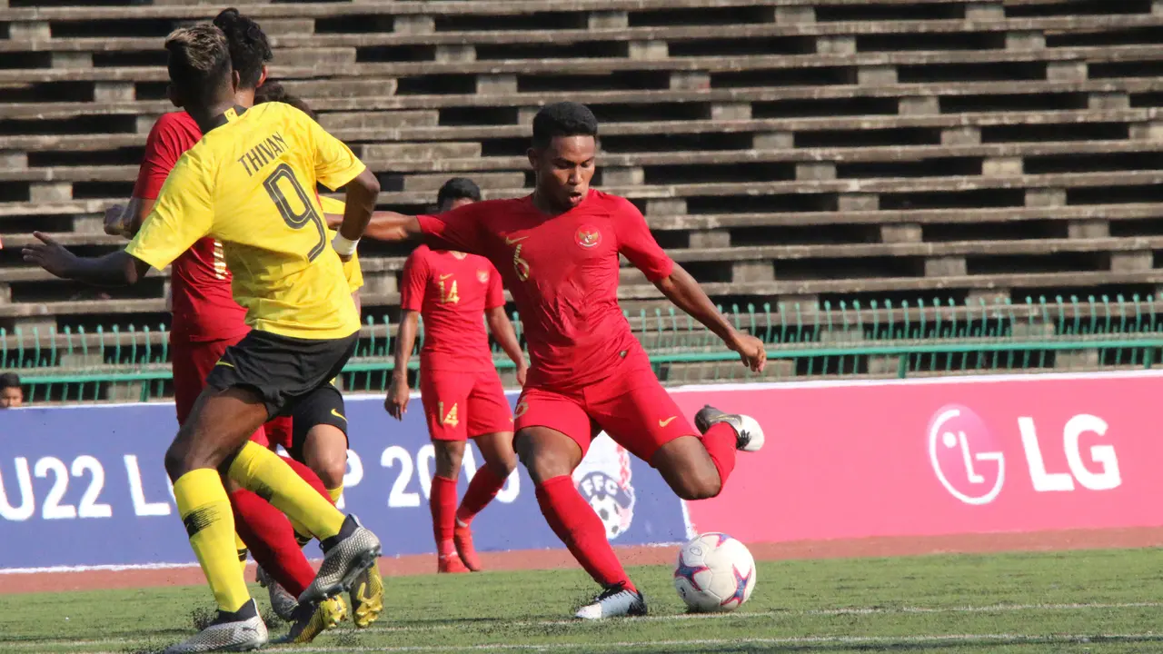 Gelandang Timnas Indonesia U-22, Billy Keraf, berusaha melepas tendangan saat melawan Malaysia U-22 pada laga Piala AFF U-22 2019. (Bola.com/Zulfirdaus Harahap)