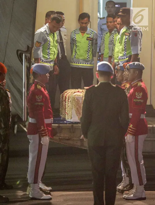 Peti jenazah Kristiani Herrawati atau Ani Yudhoyono tiba di Lanud Halim Perdanakusumah, Jakarta Timur, Sabtu (1/6/2019). Jenazah tiba dengan pesawat Hercules VIP C 130 menuju Puri Cikeas, Bogor dan akan dikebumikan di TMP Kalibata Blok M 129 pada hari Minggu. (Liputan6.com/Faizal Fanani)