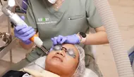 Dokter sedang melakukan penanganan terhadap pasien dengan treatment laser. (dok. BeaArt Korean Skin Clinic)