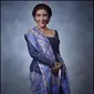 Dipotret Darwis Triadi, Susi Pudjiastuti tampil keibuan kenakan kebaya brukat berwarna biru gelap. Dipadukan dengan kain Batik sutera sebagai bawahan dan selendang. [@susipudjiastuti115]