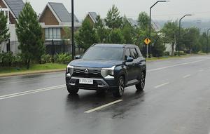 Tampilan gagah Gagah Mitsubishi Destinator di jalan. (©Mitsubishi Motors)