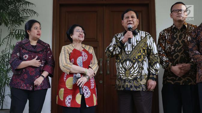 Ketua Umum Partai Gerindra, Prabowo Subianto (kedua kanan) bersama Ketua Umum PDIP, Megawati Soekarnoputri (kedua kiri) saat memberi keterangan terkait pertemuan dan makan siang bersama di kediaman Megawati di Jalan Teuku Umar, Jakarta, Rabu (24/7/2019). (Liputan6.com/Helmi Fithriansyah)