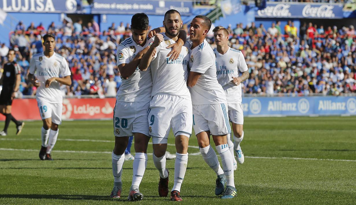 Para pemain Real Madrid merayakan gol yang dicetak oleh Karim Benzema ke gawang Getafe pada laga La Liga Spanyol Stadion Coliseum Alfonso Perez, Sabtu (14/10/2017). Real Madrid menang 2-1 atas Getafe.  (AP/Paul White)