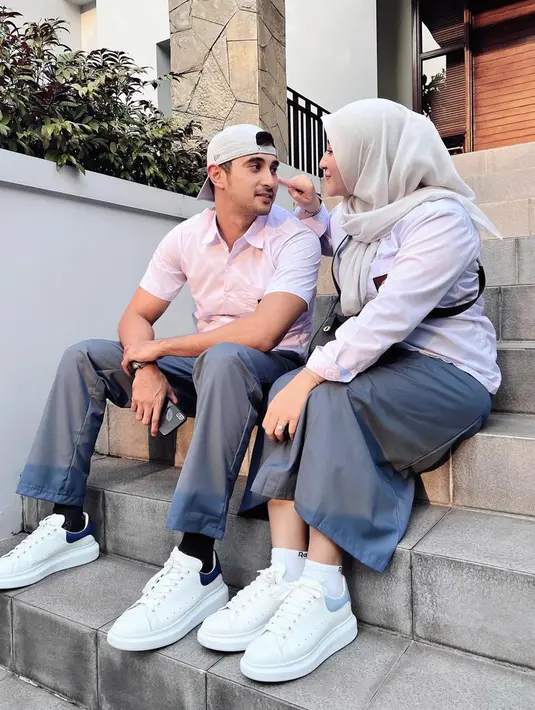 Kecantikan Margin Wieheerm dalam foto itu juga bikin netizen salah fokus, kini istri Ali Syakieb itu memutuskan mengenakan hijab. Banyak netizen yang memuji penampilan Margin yang sekarang.(Liputan6.com/IG/@maginw)