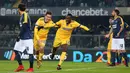 Gelandang Juventus, Blaise Matuidi, melakukan selebrasi usai mencetak gol ke gawang Hellas Verona pada laga Serie A, Italia, di Stadion Marc'Antonio Bentegodi, Sabtu,(30/12/2017). Juventus menang 3-1 atas Hellas Verona. (AP/Filippo Venezia)