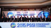 Ketua/Wakil Ketua Umum PSSI serta anggota  PSSI 2015-2019 berfoto bersama usai Kongres Luar Biasa PSSI 2015 di Surabaya, Sabtu (18/4/2015). (Liputan6.com/Helmi Fithriansyah)