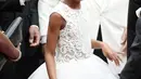 Saniyya Sidney menghadiri perhelatan film bergengsi Oscar 2017 di Dolby Theater, Los Angeles, Minggu (26/2). Aktris asal AS itu memilih gaun putih dari koleksi Spring/Summer 2017, yang diberi nama 'To Your Majesty'. (Matt Winkelmeyer/Getty Images/AFP)