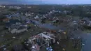 Puing-puing berserakan di tanah di sekitar rumah, yang rusak akibat tornado, di Oxford Drive dan Stratford Drive di Round Rock, Texas, Senin (21/3/2022). (Jay Janner/Austin American-Statesman via AP)