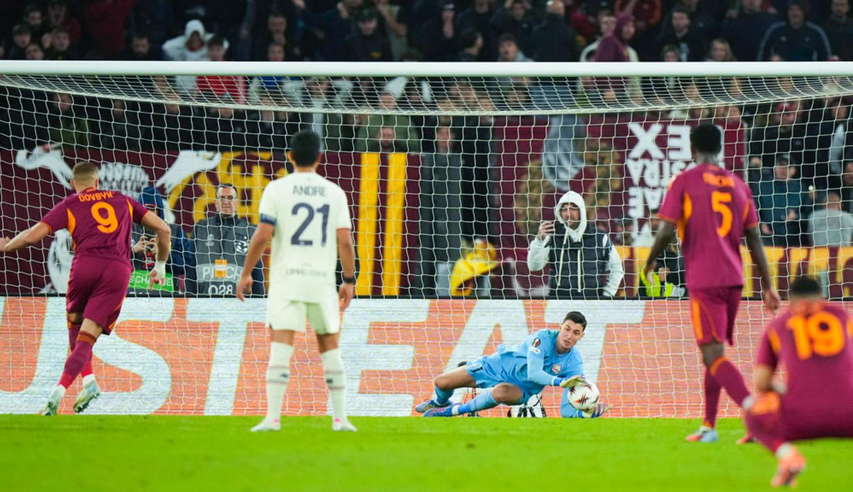 Ozer menepis dua eksekusi penalti Artem Dovbyk, yang sempat diulang setelah tinjauan VAR dan kembali jadi penentu saat menggagalkan sepakan 12 pas Matías Soule di menit-menit akhir.