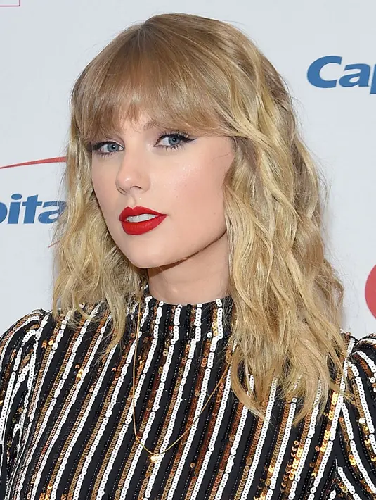 Shaggy bang cocok untuk siapa saja yang mencari gaya rambut acak-acakan dan mudah. Poni ini berombak, kusut, dan berpadu sempurna dengan banyak lapisan rambut.