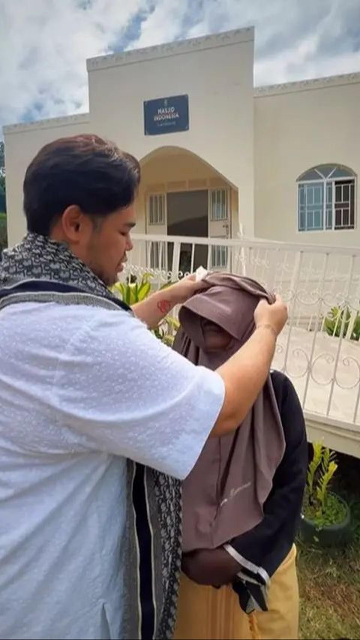 Selain itu, Igun juga membagikan Al-Qur'an dan hijab kepada jemaah masjid di Uganda.