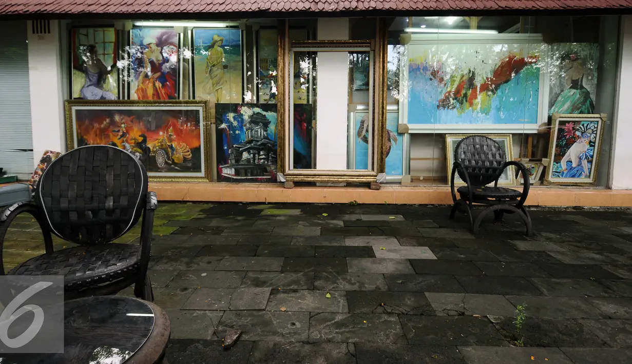 Karya seni lukis terpajang di salah satu kios di Pasar Seni Ancol, Jakarta, Rabu (9/11). Di sini, terdapat ratusan kios karya seniman lukis, pengrajin, pembuat patung, dan kerajinan lainnya yang bernilai seni tinggi.(Liputan6.com/Helmi Fithriansyah)
