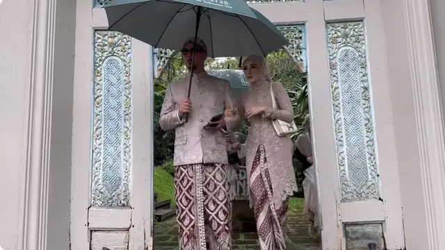 6 Potret Gamis dan Kebaya Mulan Jameela di 7 Bulanan Alyssa Daguise, Menawan
