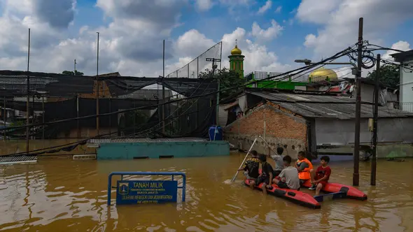 Badan Penanggulangan Bencana Daerah (BPBD) DKI Jakarta menegaskan terdapat 20 rukun tetangga (RT) di daerah Jakarta Selatan (Jaksel) dan 42 lainnya di Jakarta Timur yang terendam. (merdeka.com/Arie Basuki)