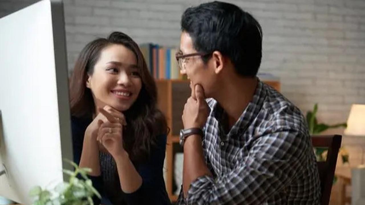 5 Tanda Seseorang Mencintaimu Secara Diam-diam