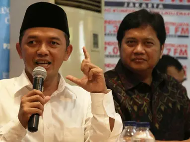 Dewan Syuro DPP PKB Maman Imanulhaq (kiri) saat menjadi pembicara dalam diskusi polemik bertema 'Buruk Kinerja Kabinet Terbelah' di Jakarta, Sabtu (9/1). Diskusi membahas mengenai wacana reshuffle kabinet jilid II. (Liputan6.com/Angga Yuniar)