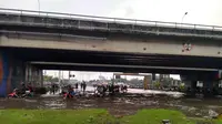 Sejumlah sepeda motor nekad menerjang banjir di bawah jembatan Tol Kaligawe yang menggenang hingga kedalaman lebih dari 60 cm. (foto: Liputan6.com/edhie prayitno ige)