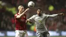 Striker Manchester United, Marcus Rashford, berebut bola dengan pemain Bristol City, Hordur Bjorgvin Magnusson, pada laga Piala Liga Inggris di Stadion Ashton Gate, Kamis (21/12/2017). Bristol City menang 2-1 atas Manchester United. (AP/Nick Potts)