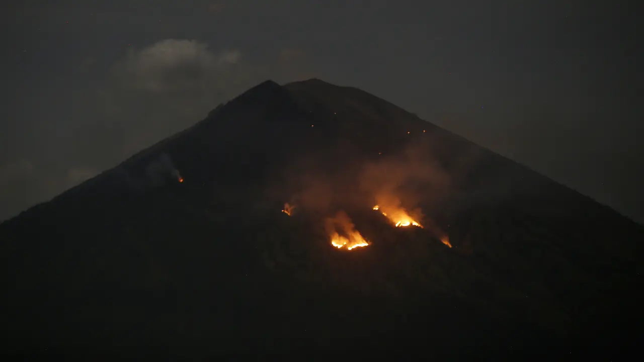 Gunung Agung Semburkan Lava Pijar