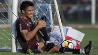 Pemain Persija Jakarta, Sandi Sute, melakukan pendinginan saat latihan di Lapangan ABC, Jakarta, Jumat (30/3/2018). Latihan ini persiapan jelang laga Liga 1 melawan Arema FC. (Bola.com/Vitalis Yogi Trisna)