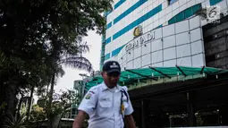 Petugas keamanan berjaga jelang penyitaan aset oleh Pengadilan Negeri Jakarta Selatan di Gedung Granadi, Jalan HR Rasuna Said, Senin (17/12). Penyitaan dilakukan buntut dari penyelewengan uang negara oleh Yayasan Supersemar. (Liputan6.com/Faizal Fanani)