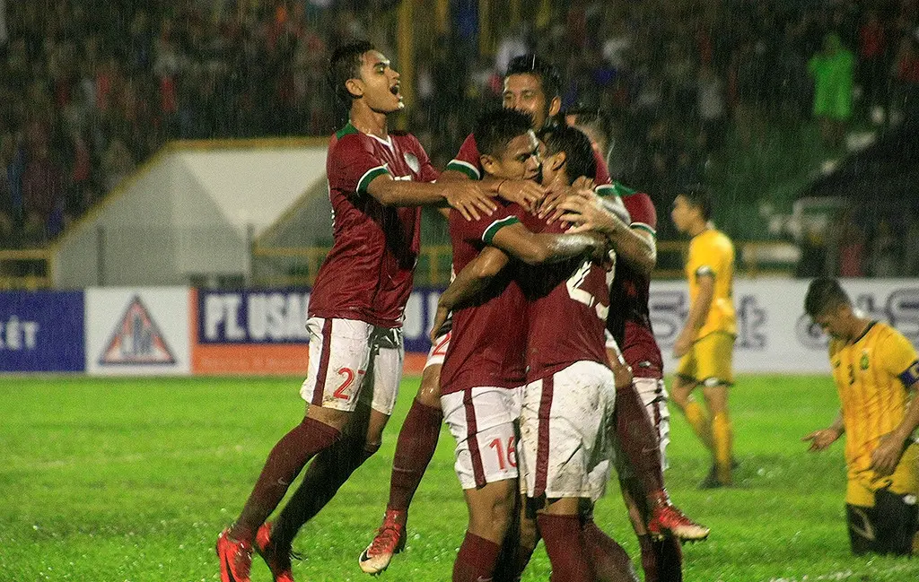 Pemain Timnas Indonesia merayakan gol pertama ke gawang Brunei Darussalam yang dicetak Hansamu Yama Pranata di Stadion Harapan Bangsa, Banda Aceh, Sabtu (2/12/2017) malam. (Bola.com/Eko Deni Saputra)