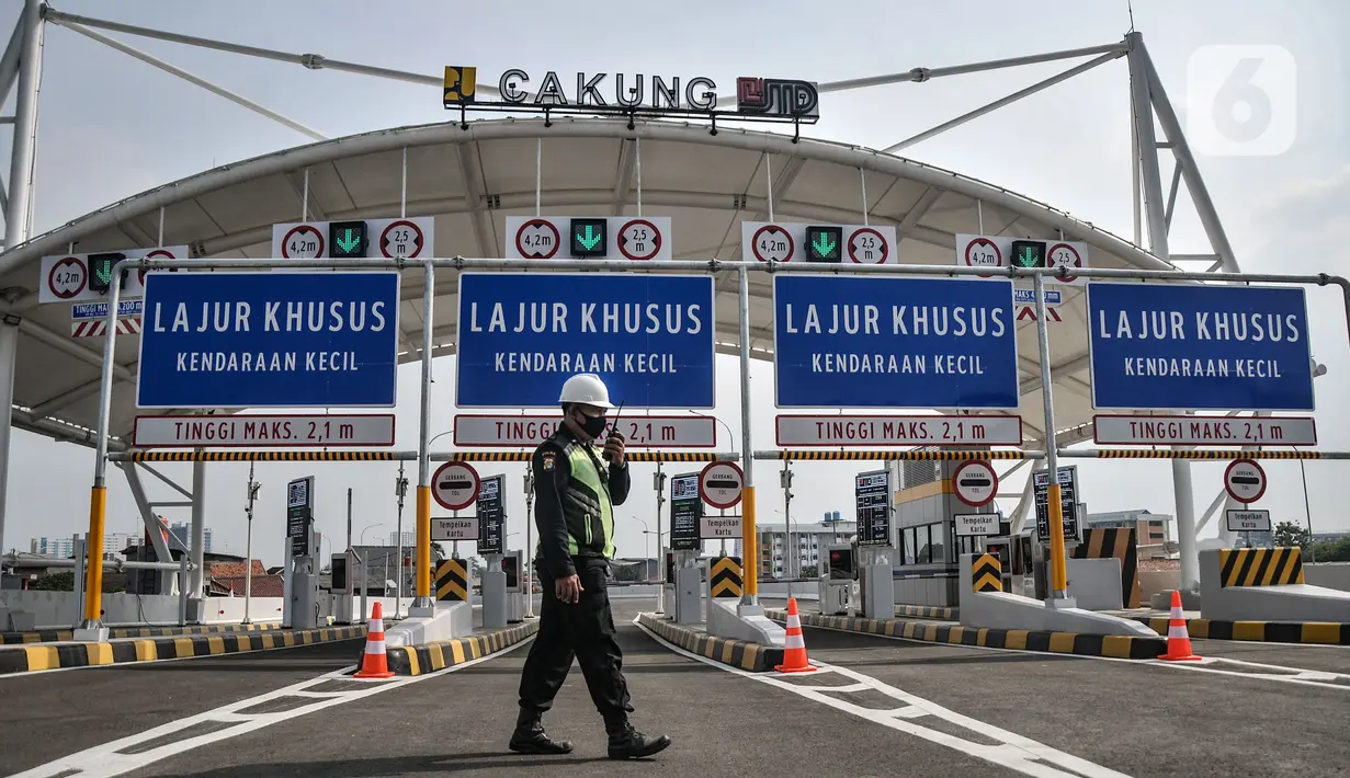 Aktivitas petugas memeriksa kesiapan Gerbang Tol Cakung jelang uji coba Enam Ruas Tol Dalam Kota Segmen Kelapa Gading-Pulo Gebang, Jakarta, Senin (23/8/2021).  Jalan tol segmen Kelapa Gading-Pulo Gebang telah diresmikan pada hari ini oleh Presiden Joko Widodo. (merdeka.com/Iqbal S Nugroho)
