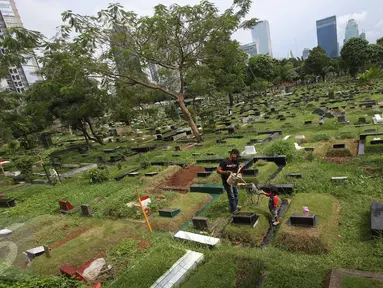 Suasana di sekitar makam TPU Karet Bivak, Jakarta, Senin (27/2). Dinas Kehutanan DKI Jakarta mengalokasikan dana Rp100 miliar untuk membenahi sekaligus menambah lahan pemakaman pada 2017. (Liputan6.com/Immanuel Antonius)