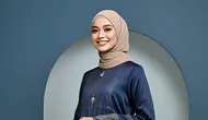 Gamis Navy Brokat Kombinasi Satin (created by Meta AI)