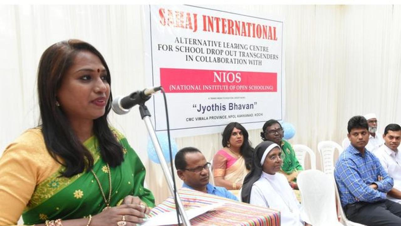 Aktivis Kalki Subrahmaniam dalam peresmian Sekolah Sahaj, tempat pendidikan pertama untuk transgender di India. (Kontributor BBC)