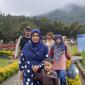 Nampak para pengunjung TWA Papandayan, Garut, Jawa Barat terlihat ceria selepas menikmati sajian wisata alam terbuka di kawasan wisata di ketinggian 2.665 mdpl itu. (Liputan6.com/Jayadi Supriadin)