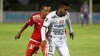 Pemain Bali United Yabes Roni mencoba melewati pemain Persija Jakarta Rohit Chand pada laga terakhir Grup D Piala Presiden 2018 di Stadion Kapten I Wayan Dipta, Gianyar, Senin (29/1/2018). Bali United menang 3-2. (https://twitter.com/liga1match)