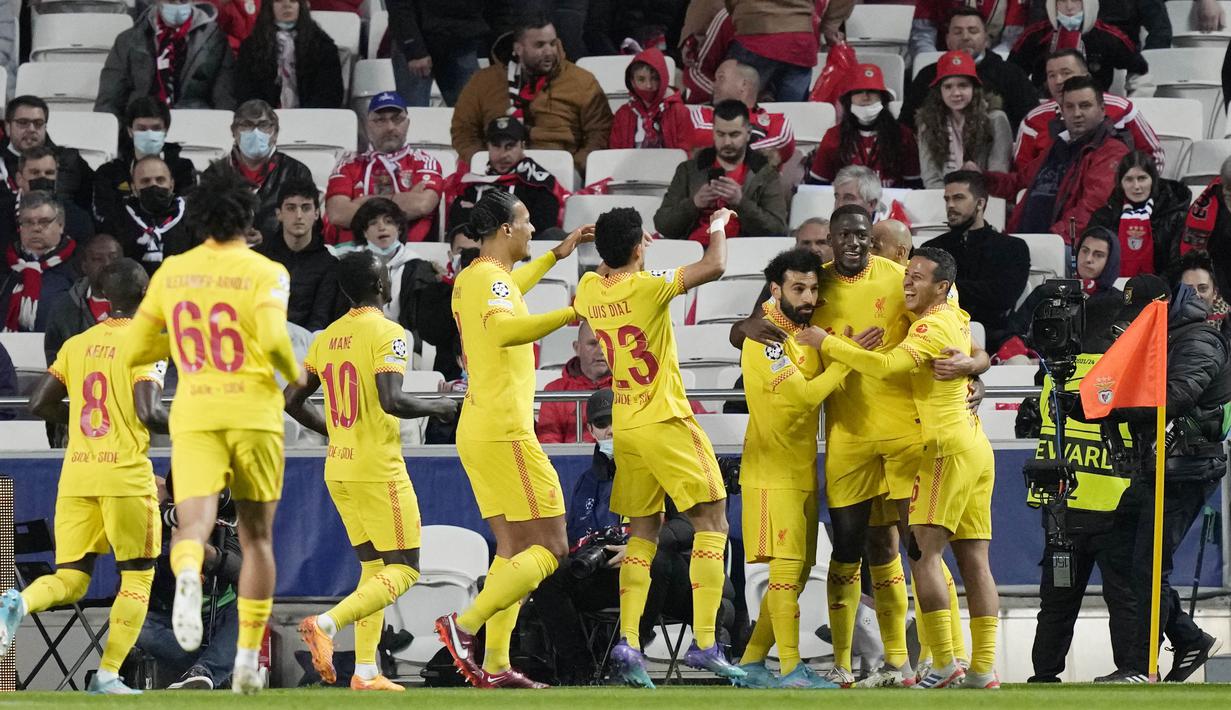 Bek Liverpool, Ibrahima Konate, membuka keran gol The Reds saat bertandang ke markas Benfica. Liverpool menang dengan skor 3-1. (AP/Armando Franca)
