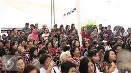Puluhan masyarakat saat menghadiri pertemuan bersama Cagub DKI Jakarta Basuki Tjahaja Purnama di rumah lembang, Jakarta, Kamis (15/12). Mereka juga datang untuk memberi semangat kepada Cagub DKI Jakarta Basuki Tjahaja Purnama. (Liputan6.com/Faizal Fanani)