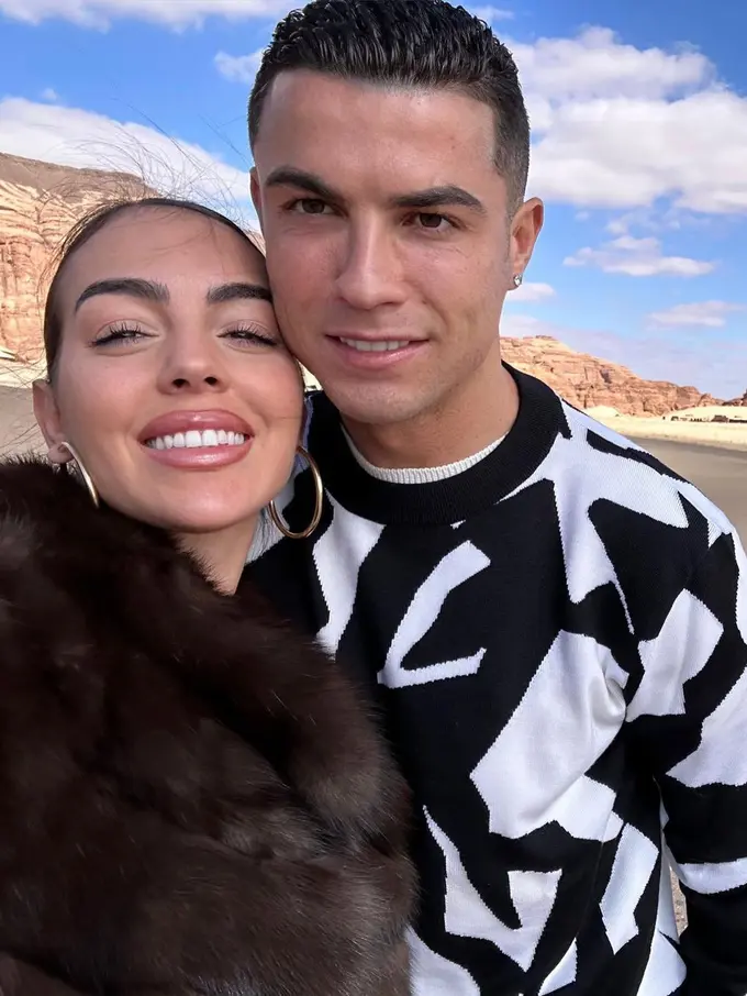 6 Gaya Cristiano Ronaldo dan Georgina Rodriguez Kunjungi Al Ula, Kota ‘Terkutuk’ yang Dihindari Nabi Muhammad SAW