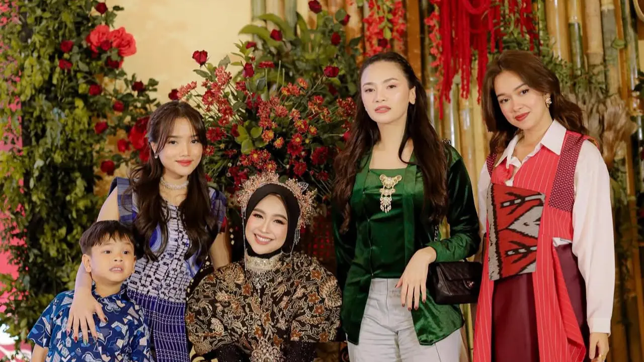 Publik Figure Kenakan Wastra Nusantara saat Hadir Ulang Tahun Mewah Ria Ricis dan Moana