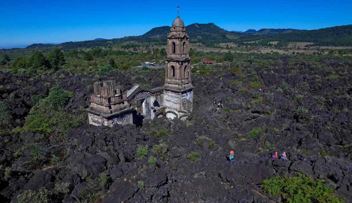 Bangunan gereja yang bernama San Juan Parangaricutiru di Angahuan, Meksiko, 17 Januari 2016. Gereja ini disebut sebagai keajaiban Tuhan karena luput dari sapuan lava gunung berapi pada  20 februari 1943 silam. (AFP PHOTO / Mario Vazquez)