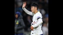 Son Heung-min lalu mencetak hattrick dengan menjebol gawang The Foxes di menit ke-73, 84, dan 86. Tiga gol itu ia buat hanya dengan waktu 13 menit. (AFP/Isabel Infantes)