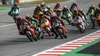 No. 2 (Gabriel Rodrigo) dan No. 52 (Jeremy Alcoba) berada di posisi terdepan di event Kelas Moto3, di sirkuit Catalunya - Barcelona. (Dok MotoGP)