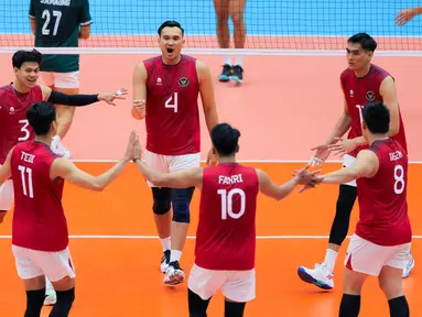 Para pemain Timnas voli putra Indonesia meryakan kemenangan atas Myanmar pada laga perdana SEA Games 2025 di Indoor Stadium Huamark, Bangkok, Senin (15/12/2025). (Bola.com/Bagaskara Lazuardi)