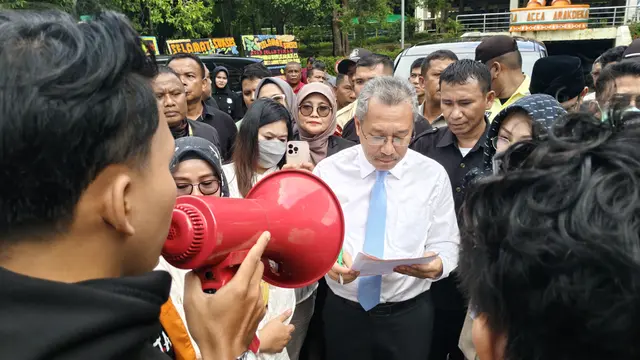 Mahasiswa UNM Demo Tolak Plh Rektor dari Unhas