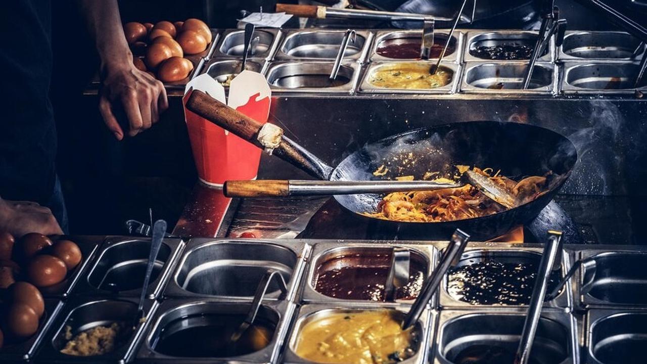 13. Makan di Restoran Lokal