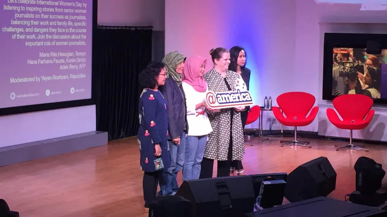Adek Berry seorang fotografer dari AFP, Hanna Fauzie dari Koran Sindo dan Maria Rita Hasugian dari Tempo saat menjadi pembicara di Pusat Kebudayaan Amerika Serikat (LIputan6.com/Teddy Tri Setio Berty)